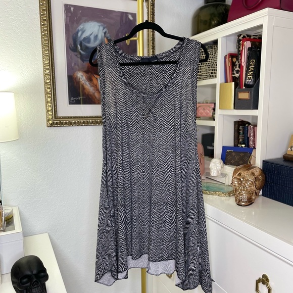 Black white chevron tank shark hem 3X - Picture 2 of 11